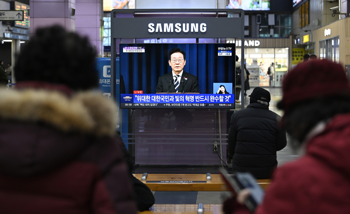 [포토뉴스] 동대구역에서 대통령 대국민 특별성명 발표 시청하는 대구시민