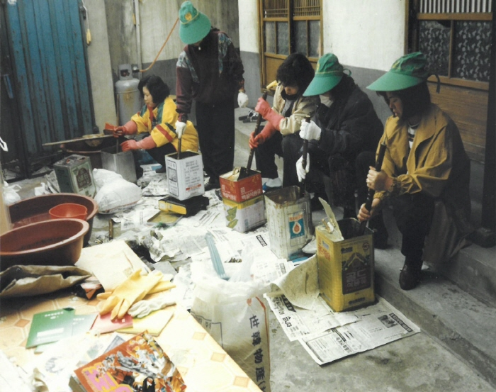 1970년대 대구 북구 복현1동에서 마을주민들이 연탄가루(깨진 연탄)와 폐유 등을 섞어 난방 연료를 만들고 있다. 북구청 제공