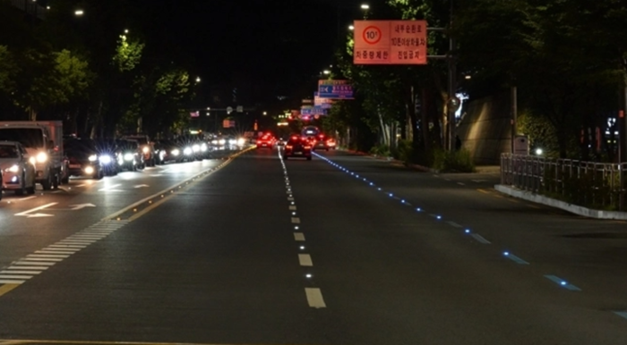 서울시 한 도로에 태양광 LED 도로표지병이 설치된 모습. <이진욱 대구 동구의원 제공>