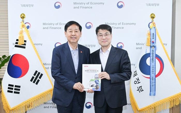 지난 8월 김정기 대구시장 권한대행이 구윤철 경제부총리 겸 기획재정부 장관을 만나 지역 핵심현안에 대한 협조를 요청하고 있다. 대구시 제공