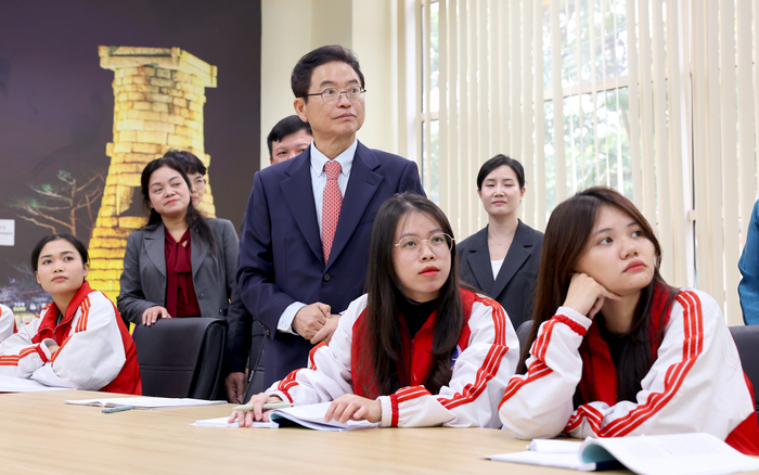 이철우 도지사가 K창 2호점을 방문해 세미나실에서 한국어 수업에 참관하고 있다.<경북도 제공>