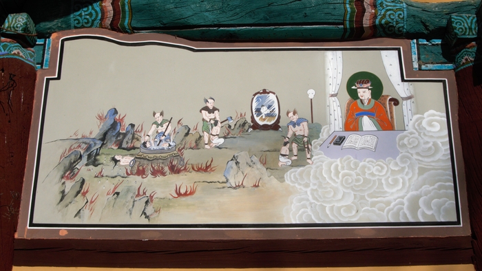 명부에 들어 염라대왕 앞에 서면 머리카락을 잡혀 머리 들어 업경을 보게 된다. 명부전 외벽 벽화에 머리채 잡힌 사람의 그림이 있다. 업경 속 월담하는 자는 무엇을 훔쳤나.