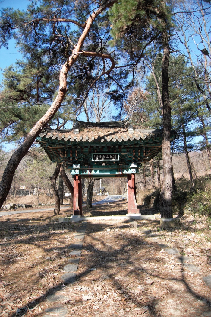 연악산수다사 일주문. 수다는 관음보살의 감로수가 넘친다는 뜻이다. 편액은 취은(翠隱)의 글씨인데 누군지 정확히 알 수 없다.