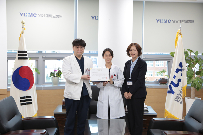 영남대병원이 2025년 한국의료질향상학회 가을학술대회에서 구연 발표 부문 우수상을 수상하고 기념 촬영을 하고 있다.<영남대의료원 제공>