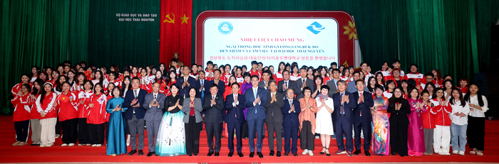 이철우 지사가 지난 2일 다이응우옌대학교를 방문해 학생들과 함께 기념사진을 촬영하고 있다.<경북도 제공>