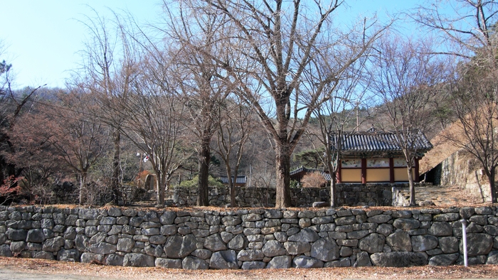 신라시대 진감국사가 연화사를 창건해, 조선 선조 때 서산대사와 사명대사가 절을 일으켜 세우고 수다사라 했다. 만여 명 승군이 주둔했을 만큼 절터가 넓다.