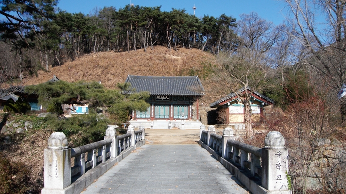 극락교 너머 정면으로 대웅전이 보인다. 오른쪽은 명부전, 왼쪽은 적묵당이다. 다리건너 오른쪽 나무가 300년 넘은 배롱나무다.