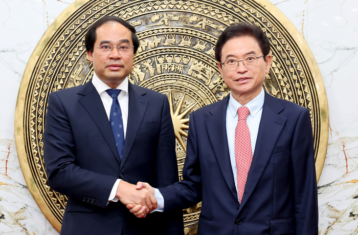 이철우 도지사가 지난 2일 타이응우옌성 도청을 방문해 찐 쑤언 쯔엉 당 서기와 기념사진을 촬영하고 있다.<경북도 제공>