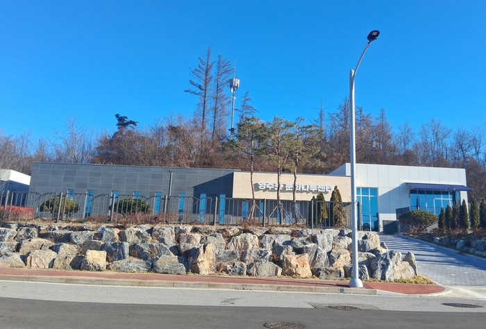 기초생활거점조성사업의 일환으로 조성된 영주호문화나루센터 전경. 권기웅 기자