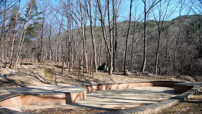 연악산 삼림욕장. 수다사에서 벚나무와 단풍나무 길 따라 5분 정도 오르면 된다. 숲속에 황토맨발산책길, 황토풀, 세족대, 해먹, 그네 등이 조성되어 있다.