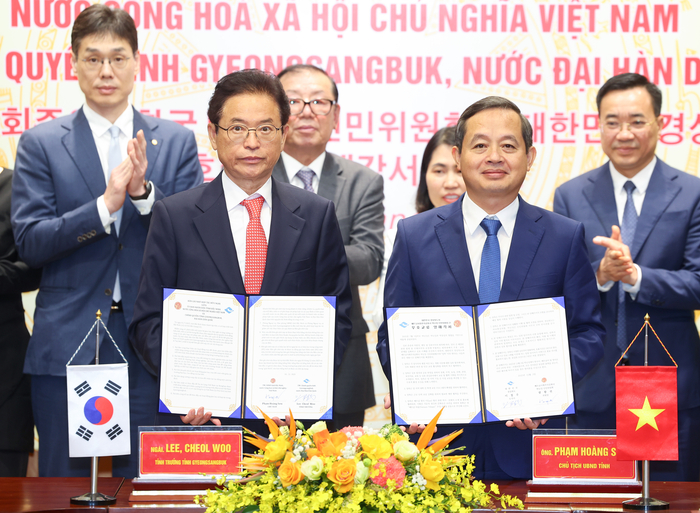 이철우 도지사가 지난 3일 박닌성을 방문해 팜 황 썬 성장과 우호교류 재약정을 체결하고 기념사진을 촬영하고 있다.<경북도 제공>