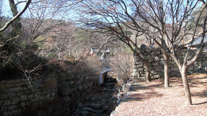 반야교, 연화교, 극락교 세 개의 다리를 건너 경내에 다다른다. 극락교 무지개 아래에 계류가 말랐고 찬란했던 단풍도 다 졌지만 이 계절의 수다사는 산산히 아름답다.