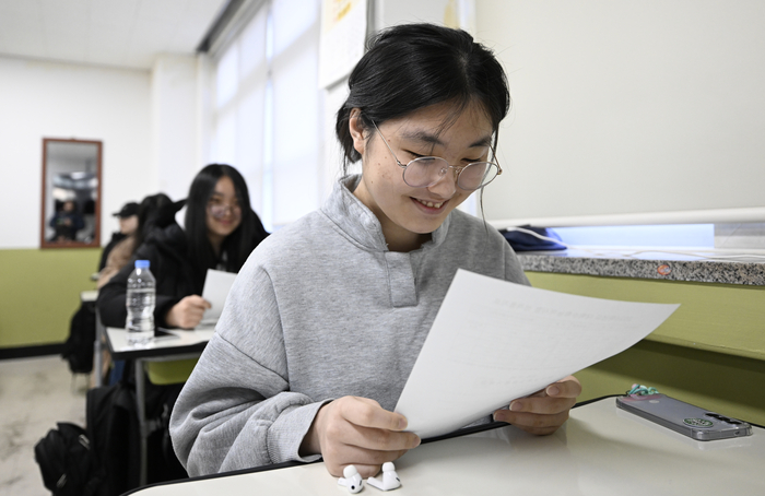[포토뉴스] 수능 성적표 확인하는 대구여자고등학교 고3 수험생