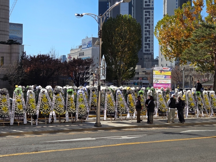 5일 대구시청 동인청사 앞에 설치된 대구FC 강등 관련 근조화환들. 독자 제공