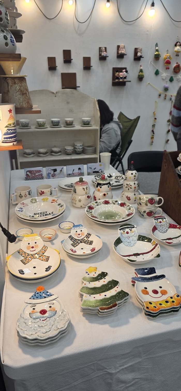 크리스마스를 주제로 한 그릇들. 김지혜 기자