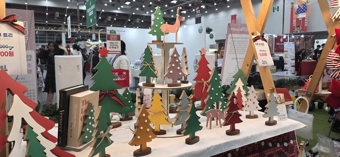 자작나무 트리 오브제 등 트리를 대체할 수 있는 제품들도 인기가 높다. 김지혜 기자