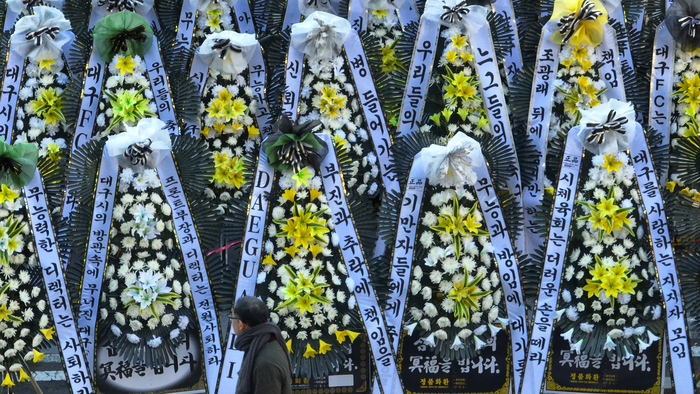 5일 오전 대구 중구 대구시청 동인청사 주차장에서 대구FC 응원단 그라지예가 프로축구 K리그2로 강등된 구단 쇄신을 촉구하며 근조화환 시위를 벌이고 있다.
이윤호기자 yoonhohi@yeongnam.com