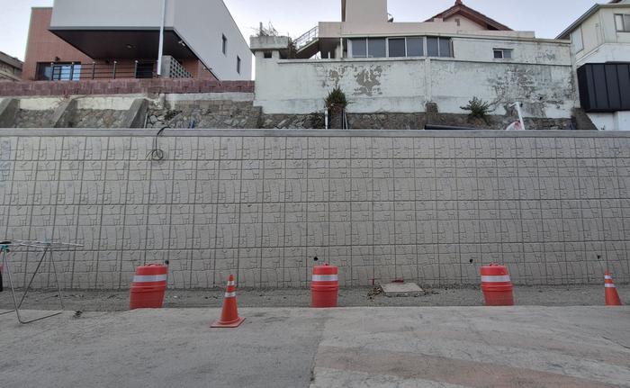 대구 남구 봉덕동 효명초등학교 맞은편 통학로 옹벽 보강 공사 현장. 내년 2월쯤 준공 예정이다. 조윤화 기자