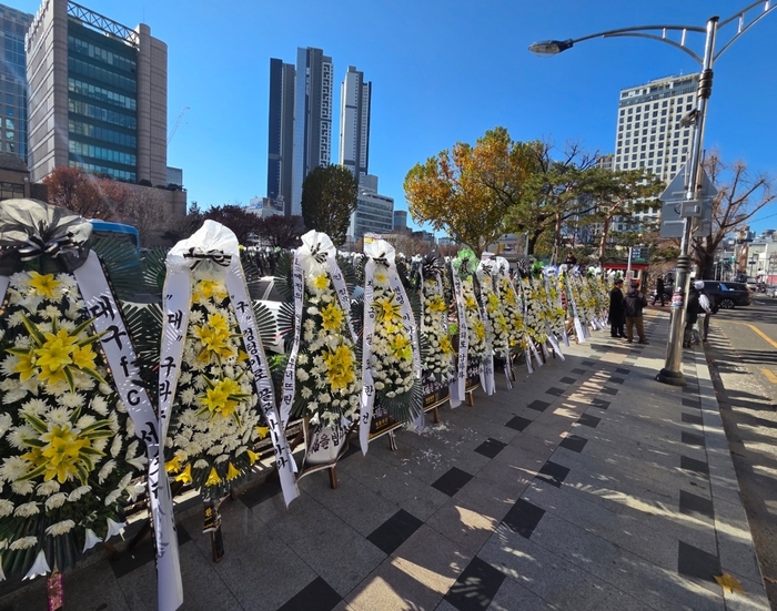 대구FC가 프로축구 K리그2로 강등된 것과 관련, 팬들이 대구시청 동인청사 앞에 근조화환을 설치했다. 독자 제공