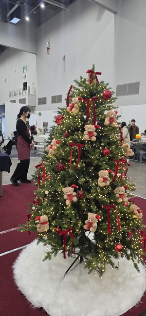 곰돌이 인형 트리. 김지혜 기자