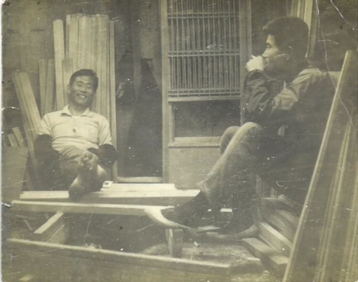 1960년대 당시 대구 북구 복현1동 모습을 담은 흑백사진. 사진 속 남성 2명이 가정집 또는 작업실로 추정되는 곳에서 이야기를 나누고 있다. 북구청 제공