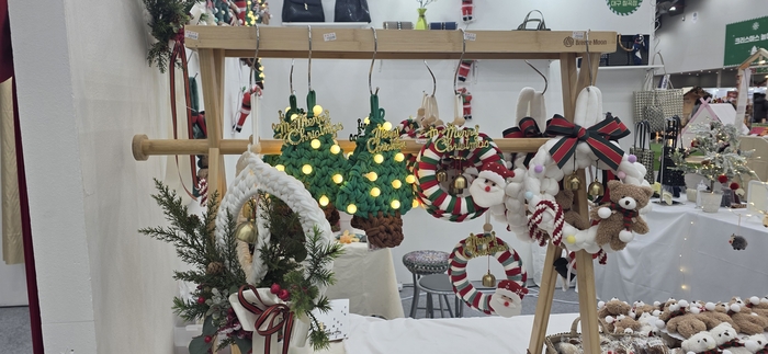 지난 5일 대구 크리스마스페어에 참가한 아유공방 칠곡점의 양말목 리스와 자이언트 벨벳얀 리스. 김지혜 기자