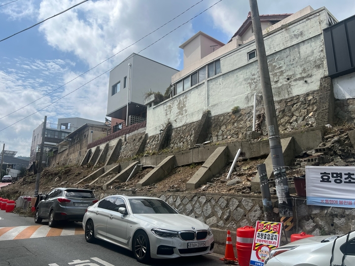 공사 전 대구 남구 봉덕동 효명초등학교 맞은편 통학로의 옹벽. 콘크리트 구조물 하단이 드러나 있어 집중호우 때 토사가 쓸려 내려오는 문제가 꾸준히 제기돼 왔다. 남구청 제공