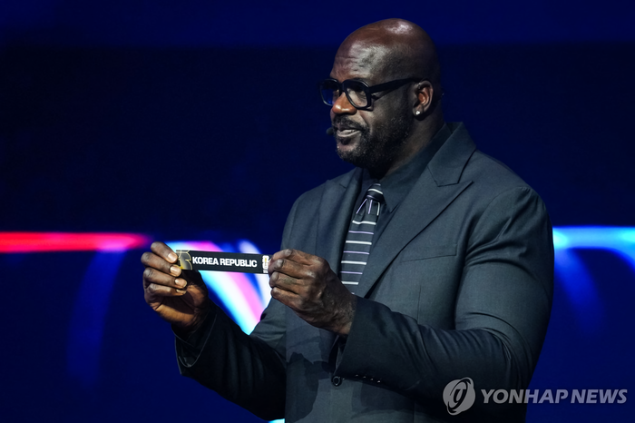 6일(한국 시각) 미국 워싱턴DC에서 열린 2026 FIFA 북중미 월드컵 조 추첨식에서 NBA 스타 샤킬 오닐이 한국이 적힌 이름표를 들고 있다. 한국은 멕시코, 남아공과 A조에 속했다. 연합뉴스