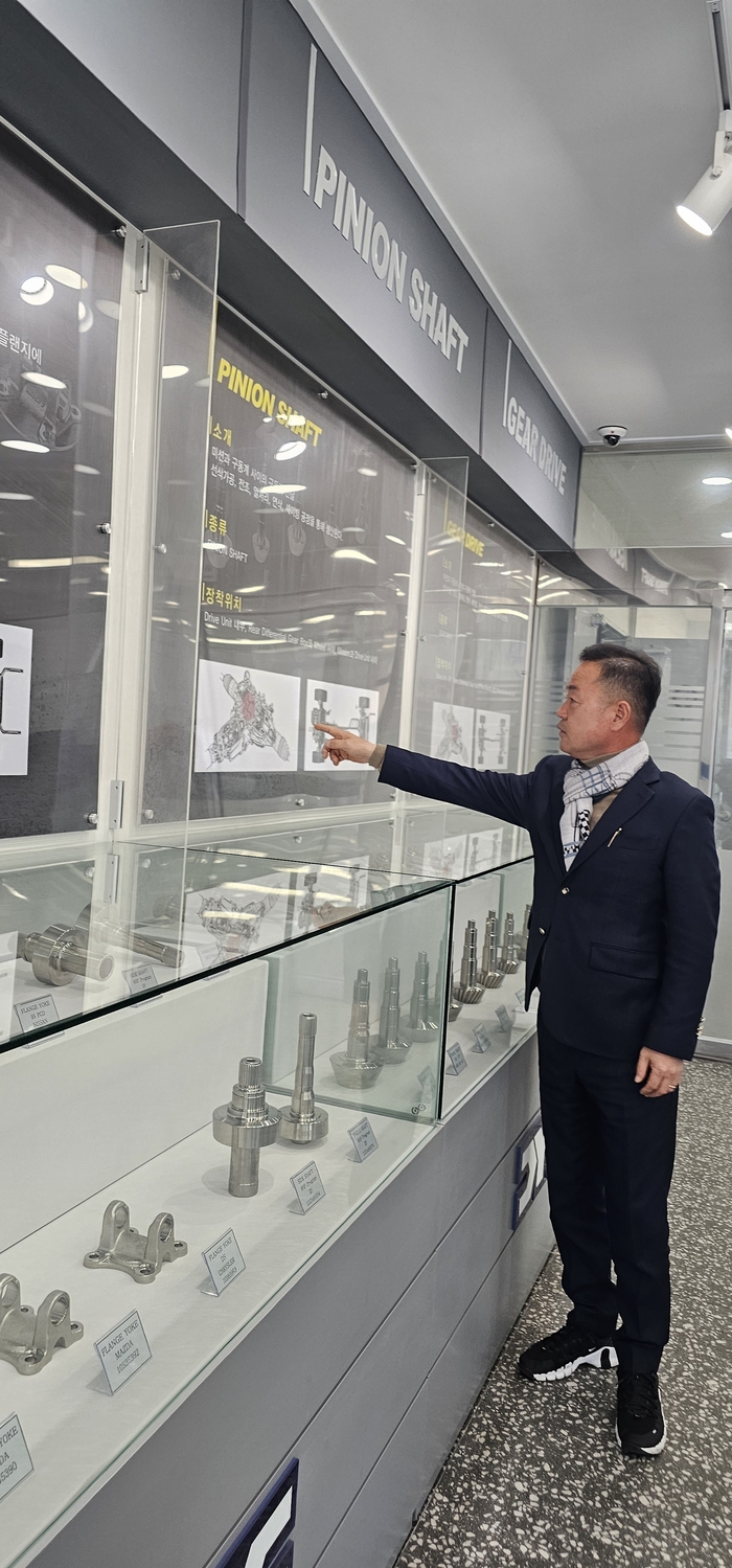 임상홍 <주>영남테크놀로지 대표가 회사 내에 전시된 자사 주력 생산품에 대해 설명을 하고 있다. 석현철기자