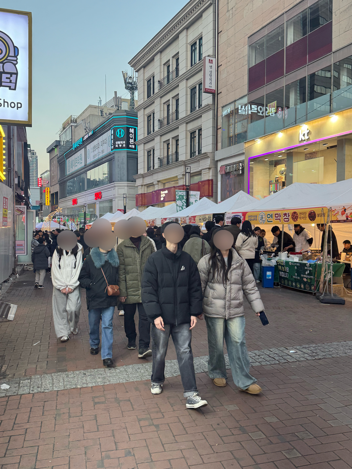 6일 오후 4시 30분쯤 대구 동성로 일원에 열린 2025 동성로 매콤달콤 매운맛 페스타에 많은 방문객들이 거리를 오가고 있었다. 이남영기자 lny0104@yeongnam.com