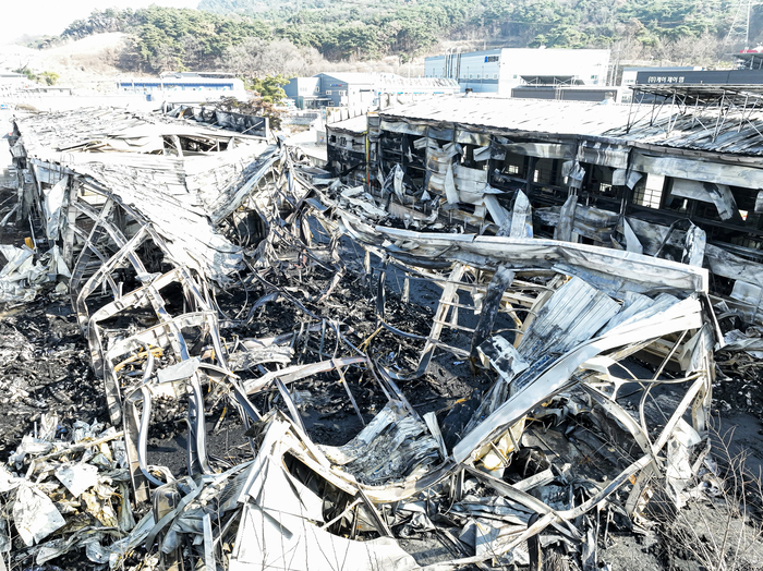 [포토뉴스] 10시간 만에 꺼진 왜관 공장 화재…폐허만 남았다