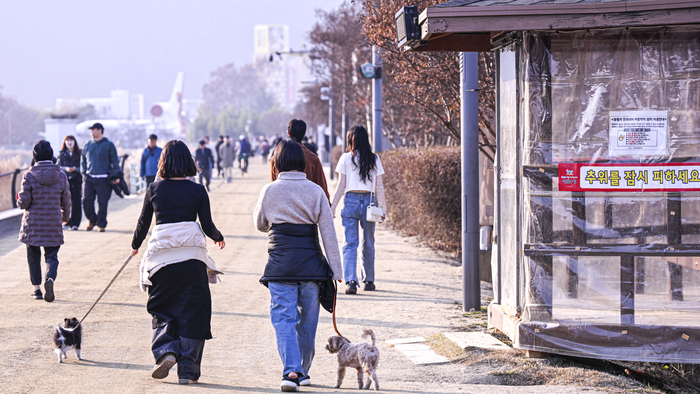 눈이 많이 내리는 절기인 대설을 맞은 7일, 대구 수성못 산책로에서 시민들이 포근한 낮 기온 속에 반려견과 함께 걸으며 휴일 오후를 보내고 있다. 대구지방기상청은 당분간 대구·경북에 구름 많은 날씨가 이어지다 차차 맑아지는 흐름을 보일 것으로 예보하며 큰 일교차에 대한 주의를 당부했다.
이현덕기자 lhd@yeongnam.com 