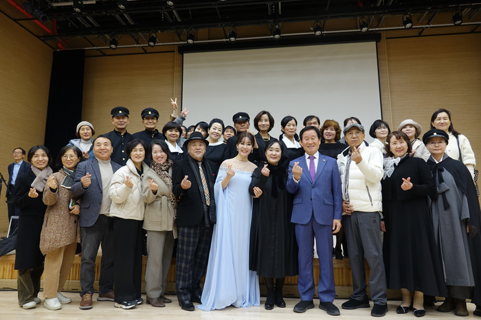 2·28민주운동 65주년을 기리는 행사에서 참가자 및 관계자들이 기념촬영을 하고 있다. <김미숙 유경예술단 단장 제공>