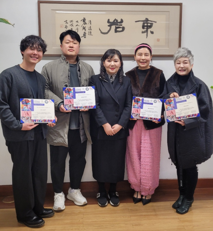 정기은 분홍빛으로병원 행정원장(가운데)과 유네스코 평등展 참여 작가들이 지난달 27일 대구 동구 영남일보 본사 접견실에서 유네스코 전시 참여 인증서를 들고 포즈를 취하고 있다. <임훈기자 hoony@yeongnam.com>