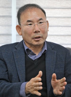 임길포 우리텍 대표가 자신의 기부 철학을 이야기 하며 기부의 크기보다는 마음가짐이 가장 중요하다고 말하고 있다. <이지용기자 sajahu@yeongnam.com>