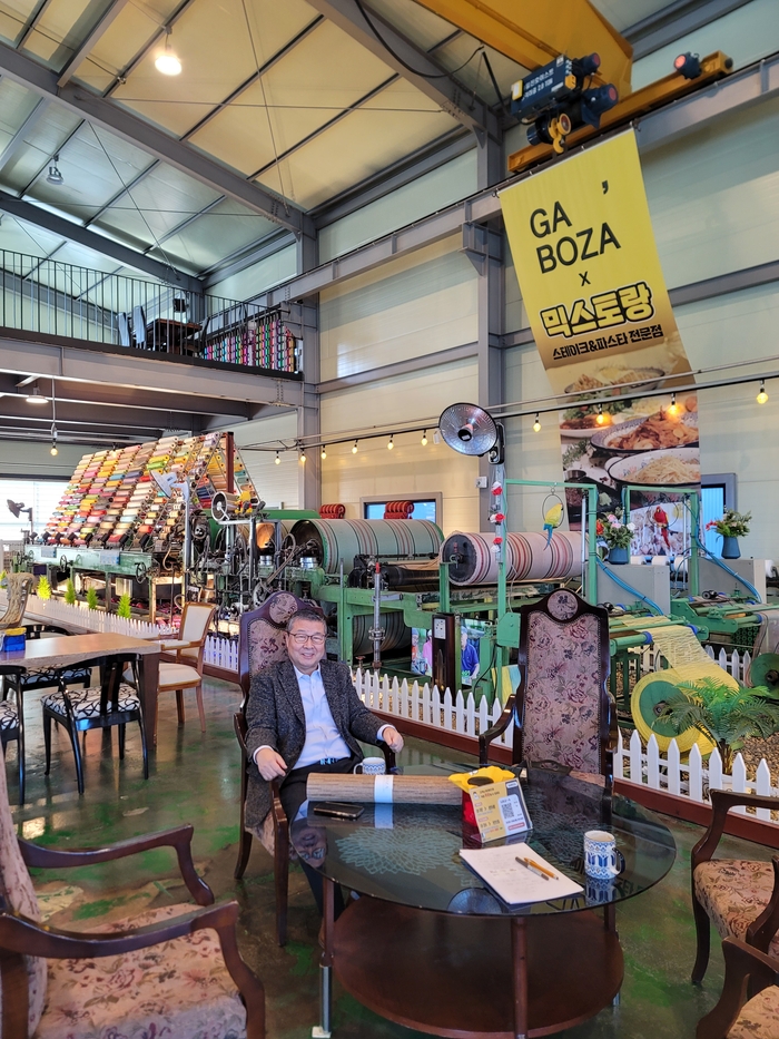 섬유공장을 개조한 레스토랑에서 새로운 인생 2막을 그려가는 이창환 사장. 김동 시민기자