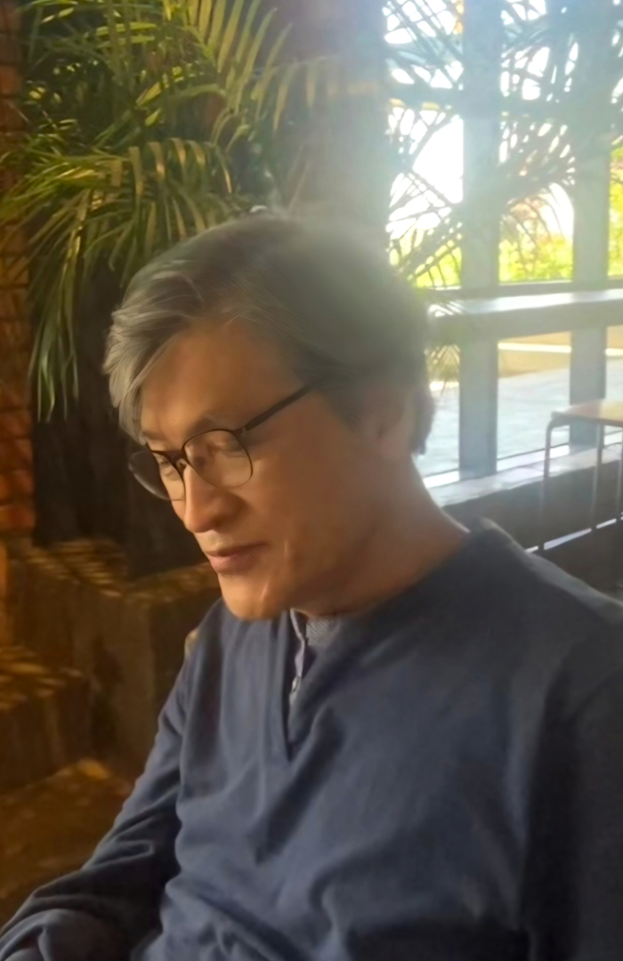 시인이자 소설가인 김재진 작가. 1976년 영남일보 신춘문예 시 부문으로 등단해 1993년 조선일보 신춘문예 단편소설 부문, 작가세계 신인상 소설부문에도 당선됐다.