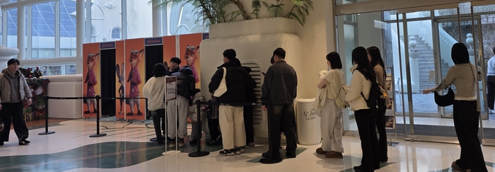 지난 8일 오후 더현대 대구점 9층 주토피아2 팝업스토어 출구 앞. 사람들이 포토부스를 이용하기 위해 줄을 서고 있다. 김지혜 기자