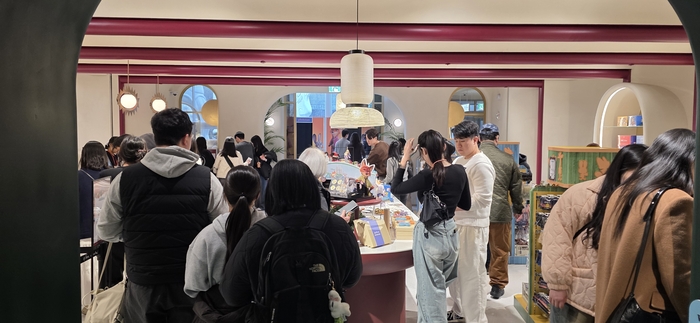 지난 8일 더현대 대구점 9층 주토피아2 팝업스토어는 평일임에도 발디딜 틈 없이 사람들로 붐볐다. 김지혜 기자