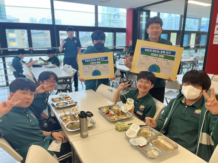 대구중앙중 학생들이 사회 교과에서 세계화와 지속 가능성을 주제로 탐구한 후 제로잔반 챌린지를 실천하고 있다. <대구시교육청 제공>