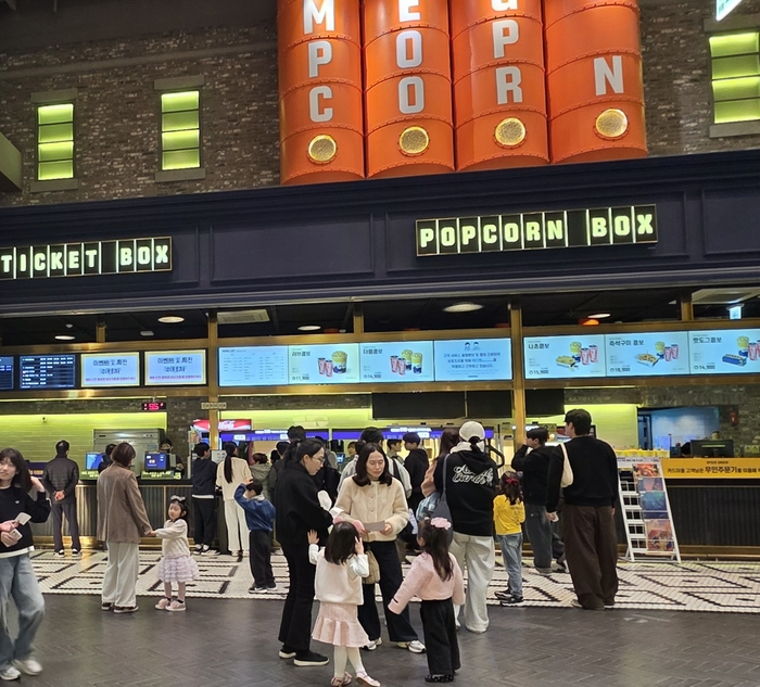 지난 7일 오후 대구신세계백화점 내 메가박스에는 자녀들과 함께 영화관을 찾은 이들의 발길이 이어졌다. 김지혜 기자