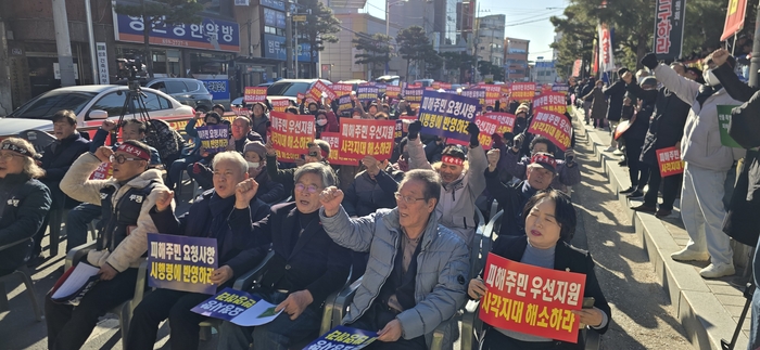 10일 오후 경북 안동시청 정문 앞에서 초대형 산불 피해 주민의 실질적인 보상을 요구하는 안동·의성·청송·영양·영덕 등 5개 지역의 피해 주민들의 총궐기 대회가 열리고 있다. 피재윤 기자