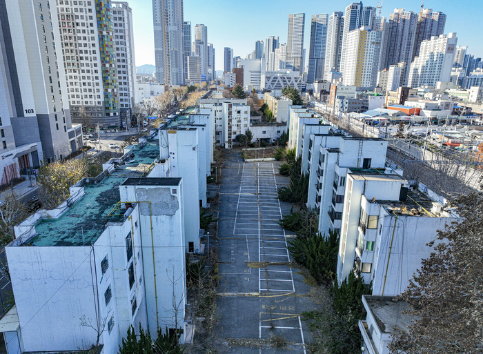 9일 대구 중구 태평로 일대 태평78상가아파트 가로주택정비사업 부지가 주민 이주 이후 장기간 방치되며 도심 경관 훼손 및 치안 우려를 키우고 있다. 최근 법원이 이 사업에서의 현대건설 고의적 착공 지연을 인정해 132억여 원의 배상 판결을 내리면서, 조합·시행사가 건설사의 공사비 인상 요구에 일방적으로 끌려다녀 온 정비사업 관행에 제동이 걸려 비슷한 문제를 겪는 다른 사업장의 정상화에도 계기가 될 것으로 기대되고 있다.
이현덕기자 lhd@yeongnam.com 