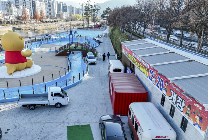 대구시가 오는 20일 대구신천 스케이트장·눈놀이터의 개장을 앞두고 운영 준비를 하고 있다. 시는 여름철 물놀이장으로 사용되던 신천 대봉교 인근 공간을 겨울 레포츠 시설로 전환해 스케이트장, 눈놀이터, 눈썰매장 등으로 구성된 시민 체험공간을 조성했다. 개장 기간은 20일부터 내년 2월 1일까지다.
이현덕기자 lhd@yeongnam.com