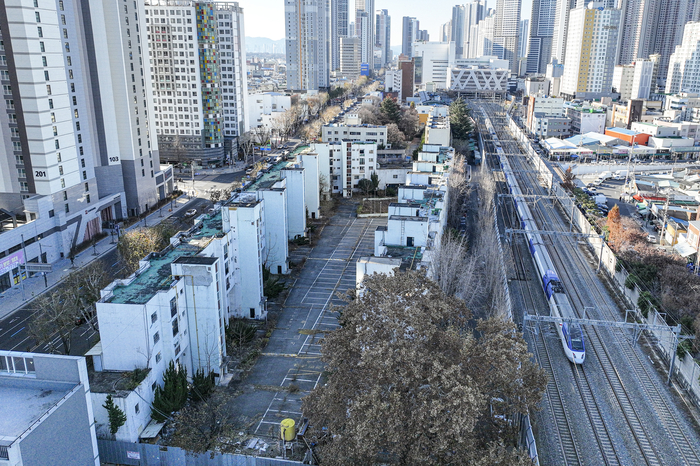 9일 대구 중구 태평로 일대 태평78상가아파트 가로주택정비사업 부지가 주민 이주 이후 장기간 방치되며 도심 경관 훼손 및 치안 우려를 키우고 있다. 최근 법원이 이 사업에서의 현대건설 고의적 착공 지연을 인정해 132억여 원의 배상 판결을 내리면서, 조합·시행사가 건설사의 공사비 인상 요구에 일방적으로 끌려다녀 온 정비사업 관행에 제동이 걸려 비슷한 문제를 겪는 다른 사업장의 정상화에도 계기가 될 것으로 기대되고 있다.
이현덕기자 lhd@yeongnam.com 