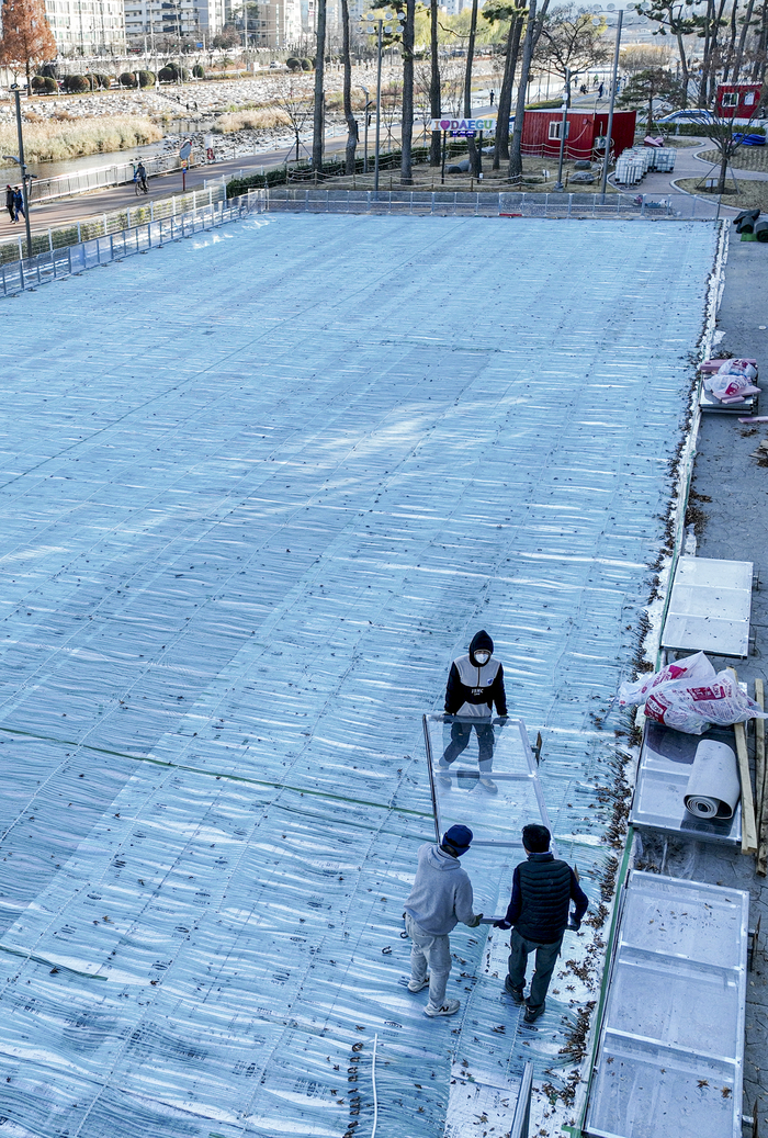 9일 대구 중구 신천 대봉교 인근에서 20일 개장을 앞둔 대구 신천 스케이트장·눈놀이터의 아이스링크 설치 작업이 진행되고 있다. 대구시는 별도 입장료 없이 스케이트화를 회차권 1천 원, 종일권 3천 원에 대여하도록 하고, 눈놀이터에서는 눈썰매와 놀이 기구를 무료로 이용할 수 있도록 해 오는 20일부터 내년 2월 1일까지 운영할 예정이다.
이현덕기자 lhd@yeongnam.com