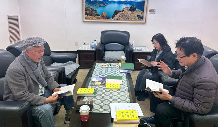 지난달 16일 영남일보 회의실에서 열린 제39회 상화시인상 본심 심사에서 심사위원들(왼쪽부터 시계방향으로 황지우 시인, 이경수 문학평론가, 오정국 시인)이 본심에 올라온 시집을 놓고 의견을 나누고 있다. 조현희기자 hyunhee@yeongnam.com