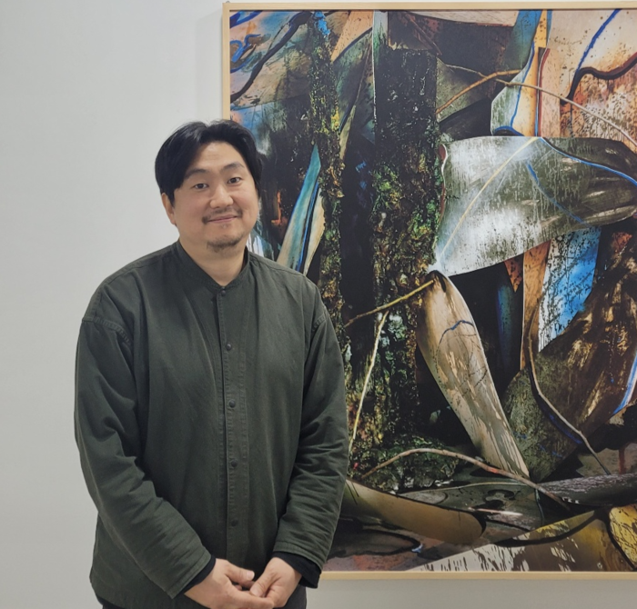 조경재 작가가 갤러리팔조 대구에 전시 중인 자신의 작품 앞에서 포즈를 취하고 있다. <임훈기자 hoony@yeongnam.com>