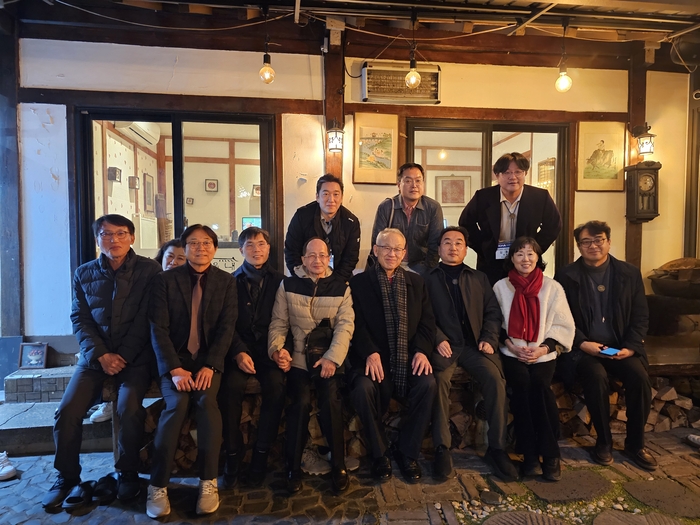 대구시의사회와 일본 히로시마현의사회 관계자들이 환영 만찬을 가진 뒤 기념촬영을 하고 있다. 양 의사회는 약 5년 만에 교류를 재개하며 AI·바이오 시대 의료협력 확대 방안을 논의했다.<대구시의사회 제공>