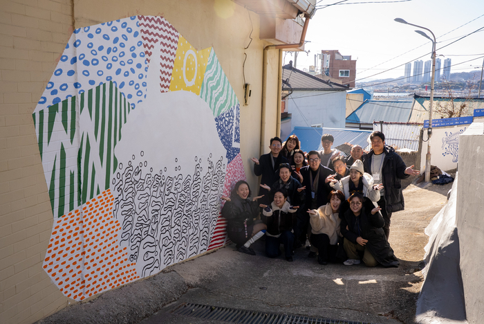 포항시 구룡포 근대거리가 지역 설화와 해녀 문화를 결합한 스토리형 벽화로 새롭게 조성됐다. 벽화 제작 참여자들이 기념촬영을 하고 있다.<쉐어라이프 제공>